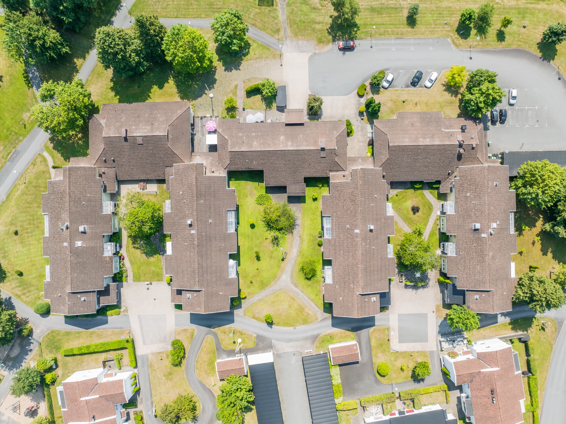 Flygbild rakt uppifrån över föreningens hus, innergårdar och parkering