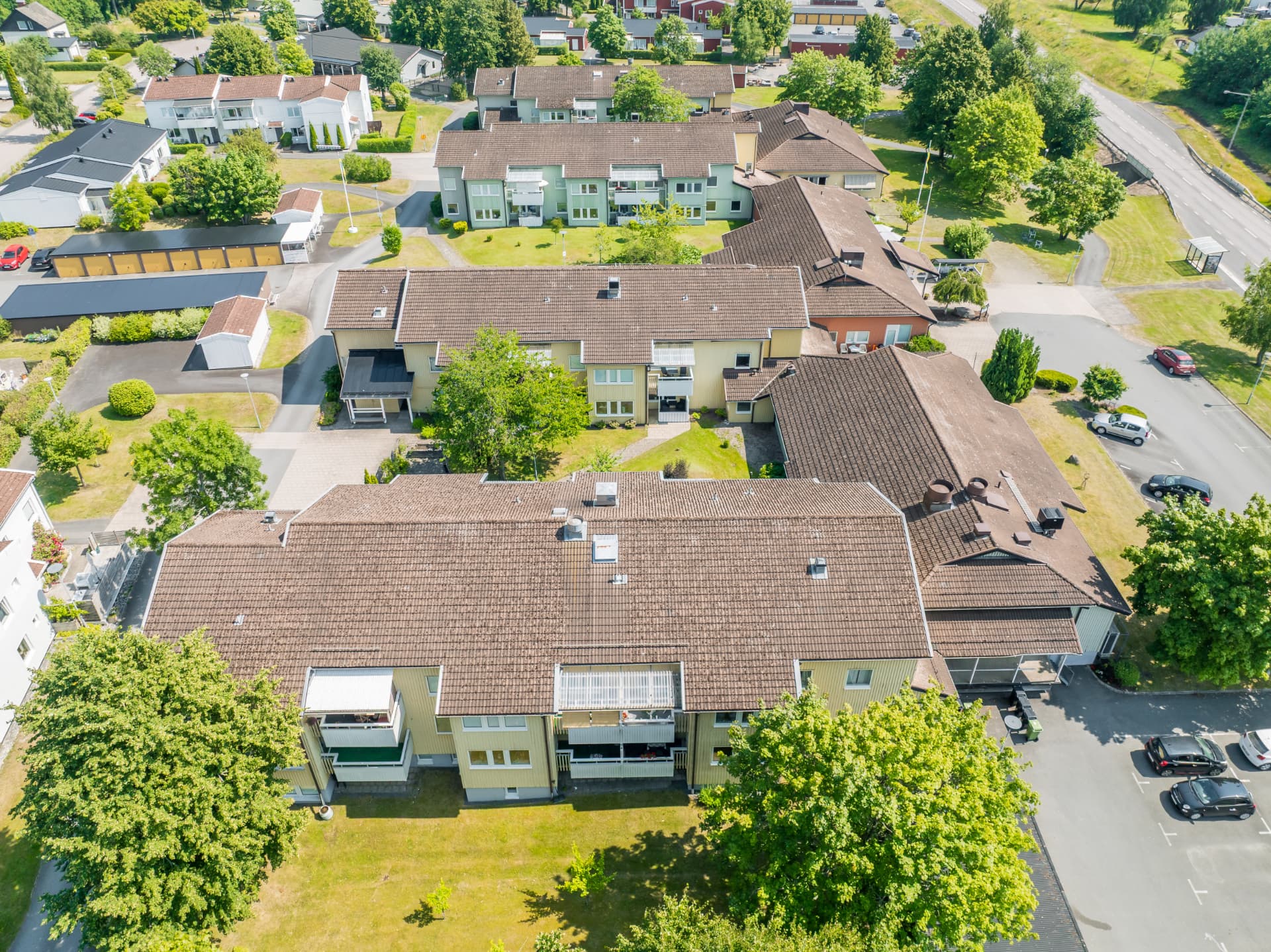 Översiktsbild över Brf Gröndals hus, garagelängor och parkeringar