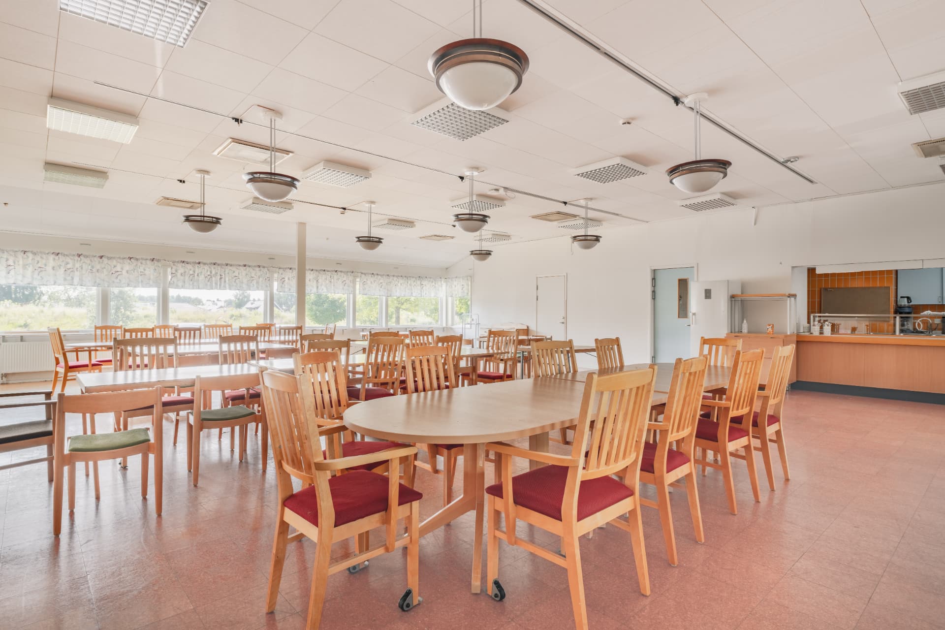 Samlingslokalen i Kvartershuset med långbord, stolar och pentry